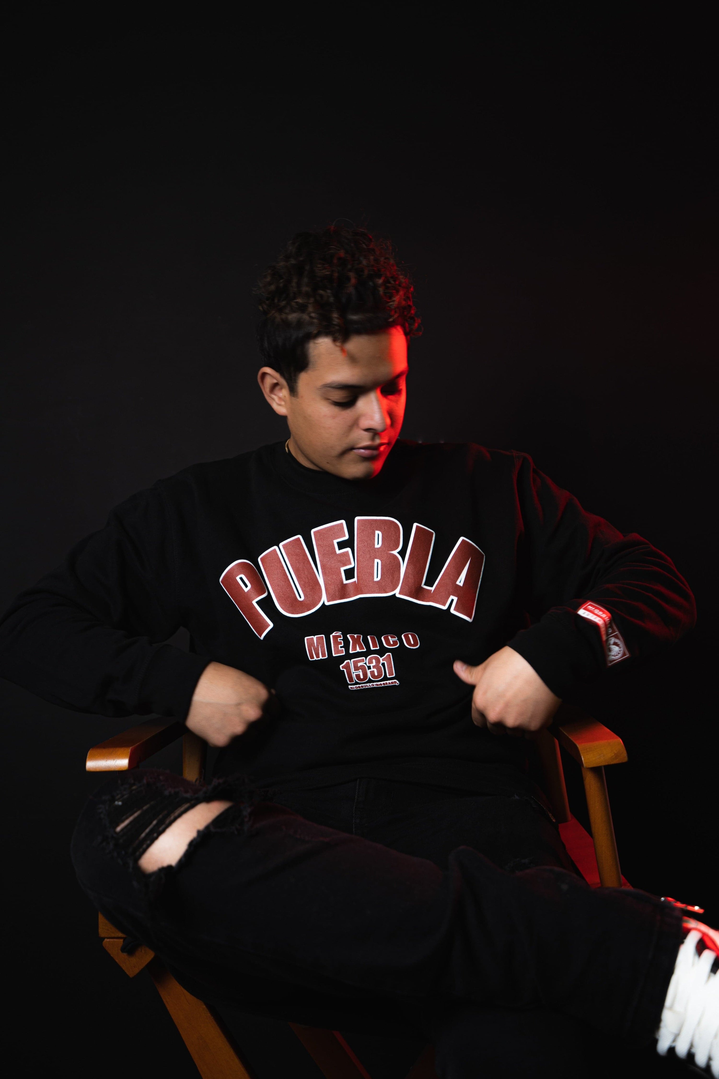 SUDADERA UNIVERSIDAD PUEBLA NEGRA