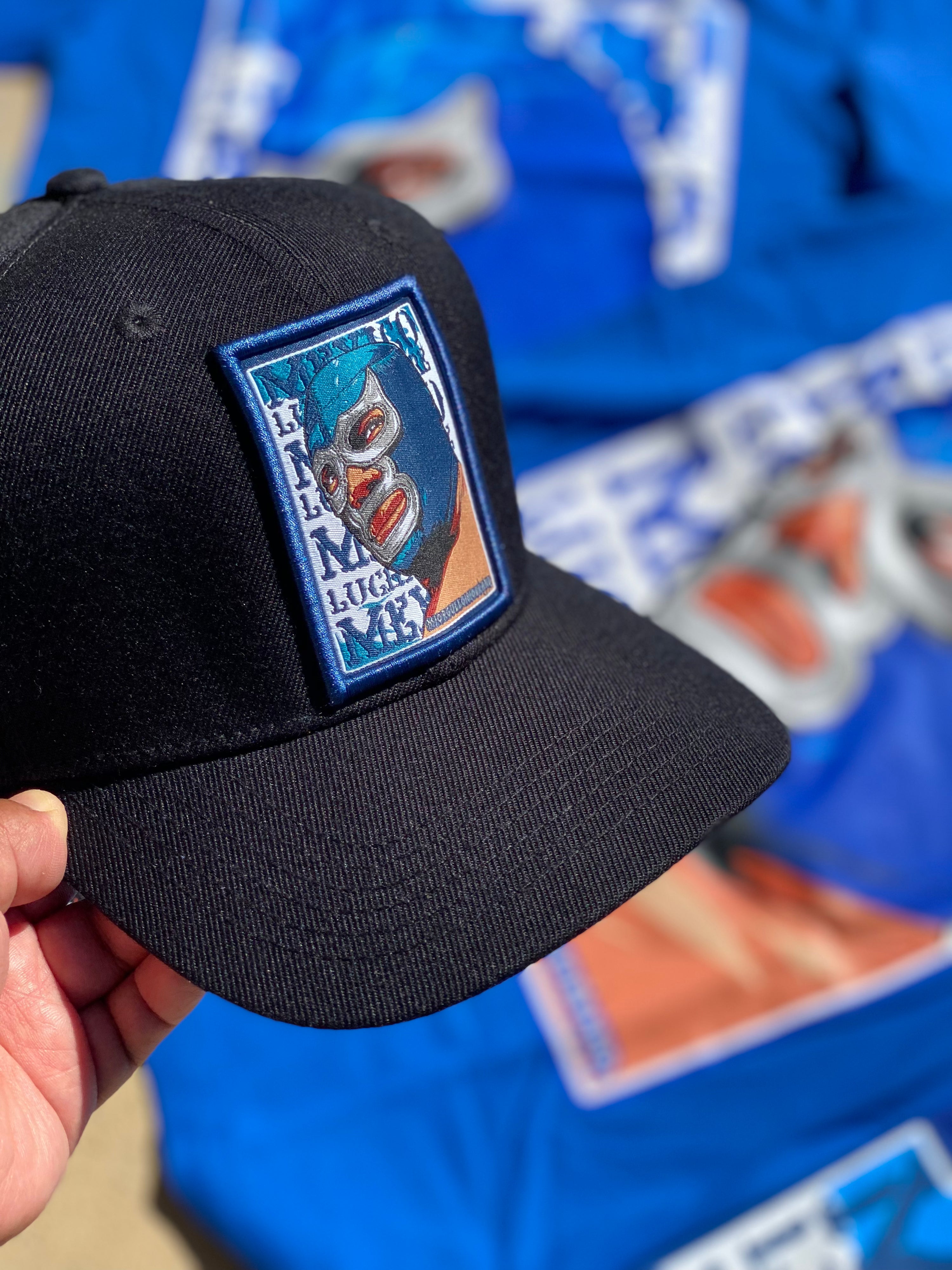 Gorra con visera negra DMN azul